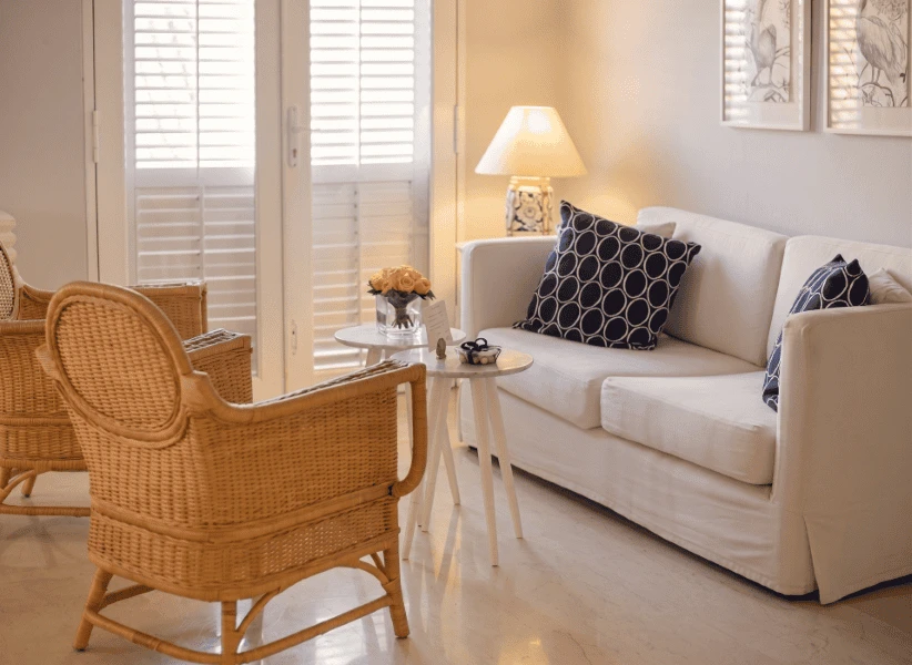 Suite Casa La Merced en Mustique con decoración elegante y vistas luminosas.