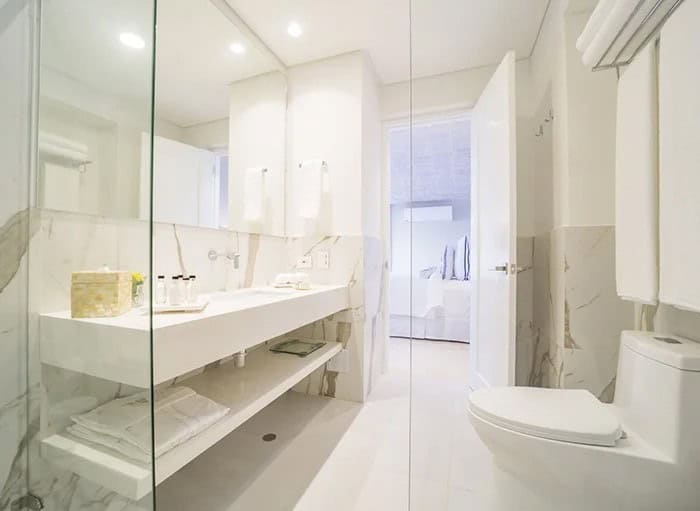 Suite moderna en Casa La Merced, con baño elegante y vistas tranquilas.