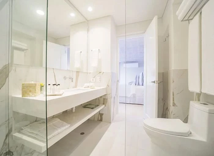 Suite moderna en Casa La Merced, con baño elegante y vistas tranquilas.
