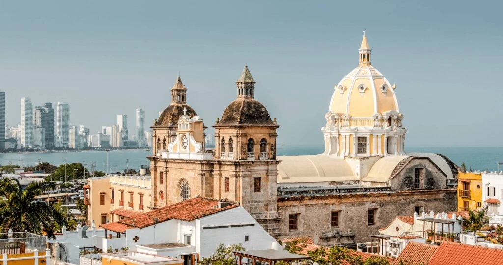 Íconos coloniales de Cartagena de Indias: historia, fe y patrimonio a pasos de Mustique